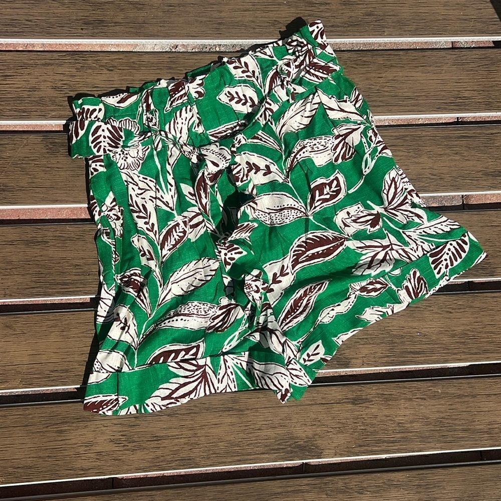 NWT Zara Green Print Shorts Size Medium High Waisted w Belt